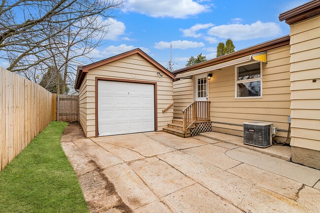 1 car garage, Fenced backyard - 1450 S 20th St