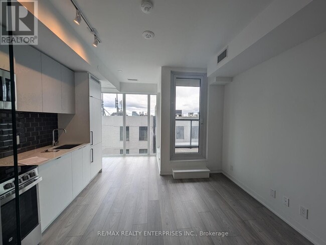 Building Photo - 285-285 Dufferin St