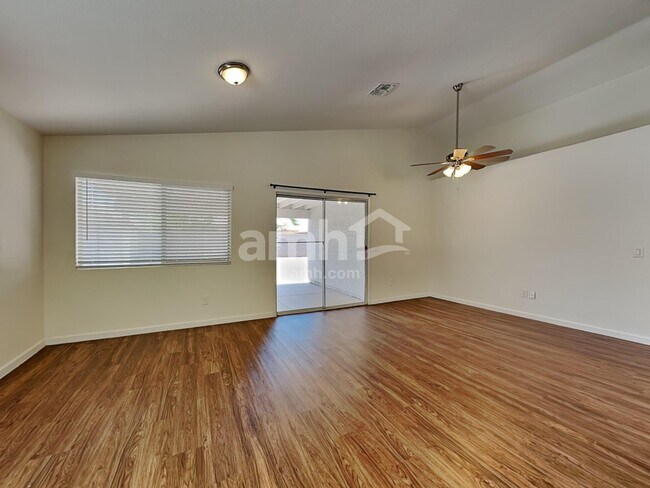 Foto del edificio - 16179 W Sherman St
