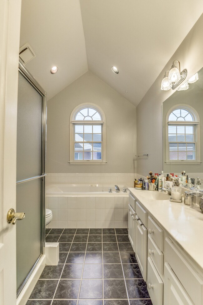Building Photo - 6908 Fairfax Dr