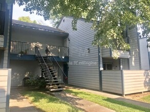 Building Photo - 445 Almond Dr