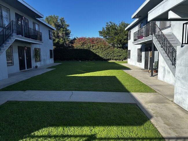 APARTAMENTO CON JARDÍN - 1505 Del Amo Blvd