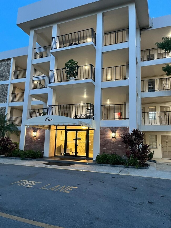 Building Photo - 2800 N Palm Aire Dr