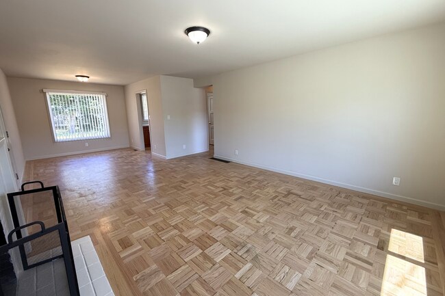 Foto del edificio - Spacious 3-Bedroom Home with Hardwood Floors & Large Backyard in South San Francisco