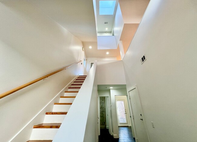 Building Photo - Big & Bright Townhome on Swiss Avenue!