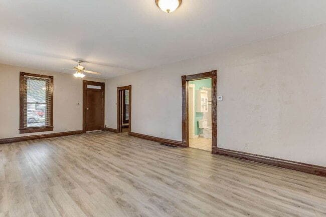Building Photo - 514 S Fern St