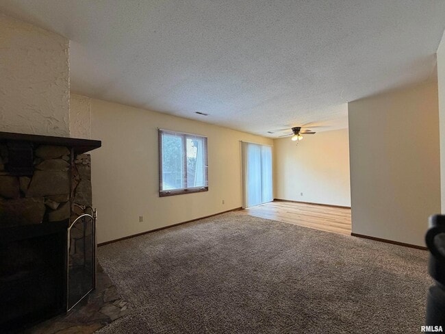 Building Photo - 102 E Scarritt St