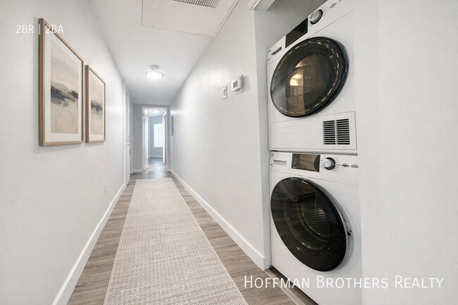 Building Photo - 415 N Oakhurst Dr