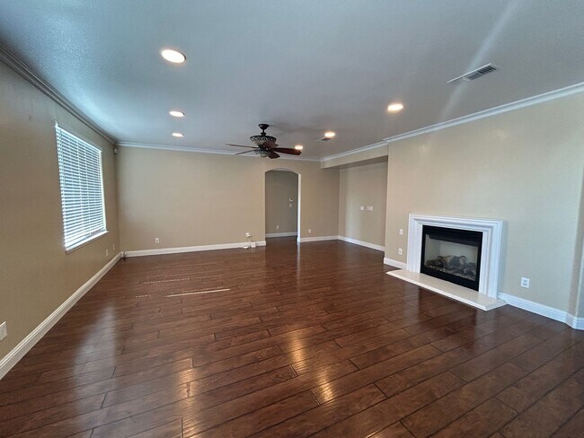 Foto del edificio - Beautiful & Spacious 4-Bedroom, 3-Bath Hom...