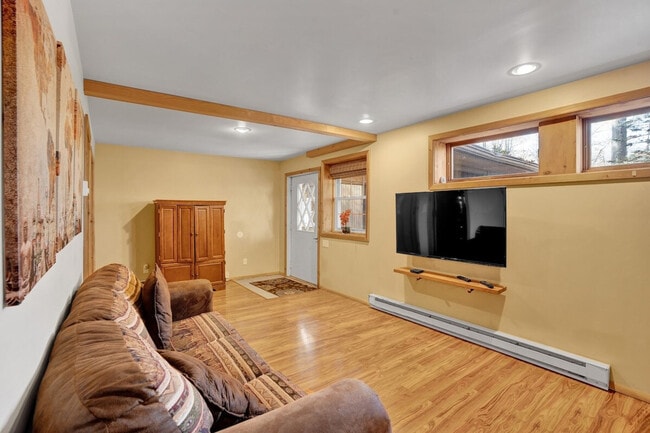 Building Photo - 1046 Maple Dr