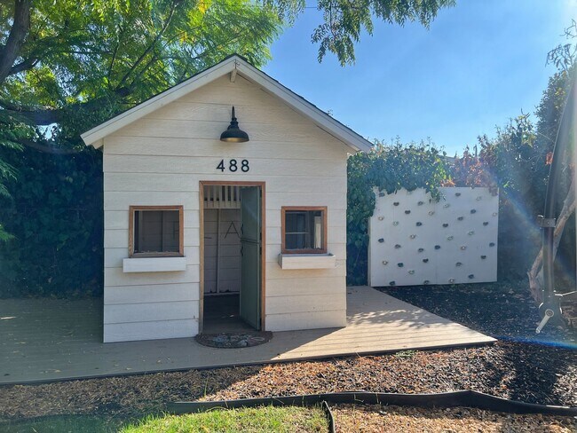 Building Photo - Charming Redlands Home