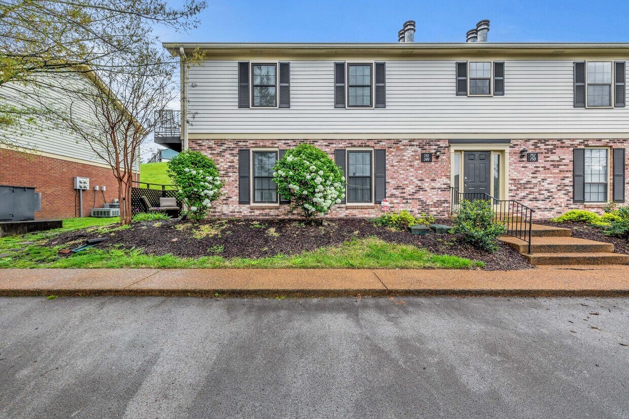 Primary Photo - Spotless home in the most convenient locat...