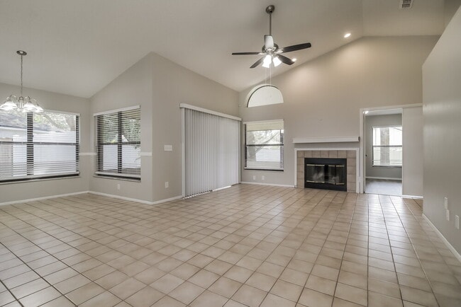 Foto del edificio - 1086 Manigan Ave