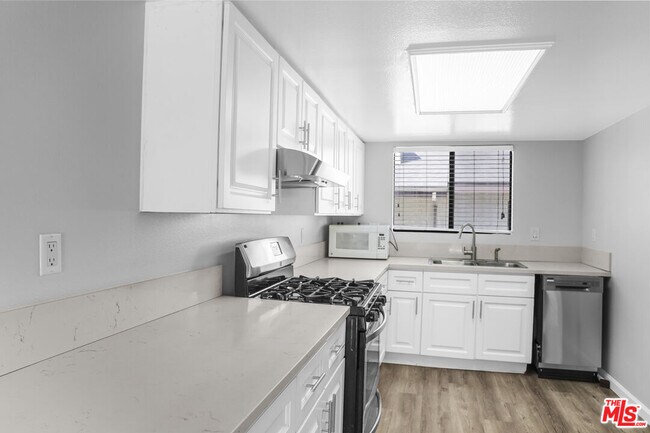 Building Photo - 620 W Hyde Park Blvd