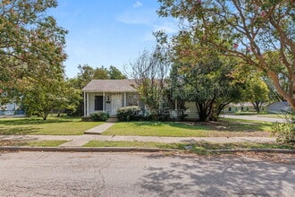 Building Photo - 3824 Maple Ave