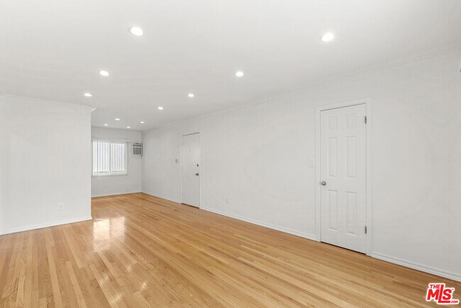 Foto del edificio - 1235 N Harper Ave
