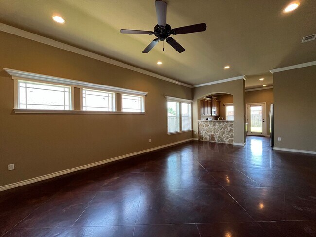 Foto del edificio - Single Family Home:  4 bedroom, 2 bath