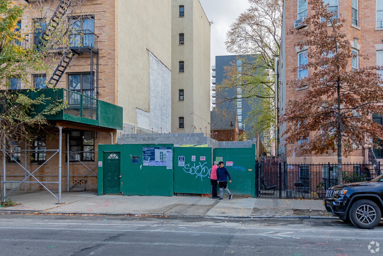 Primary Photo - 2008 Crotona Ave