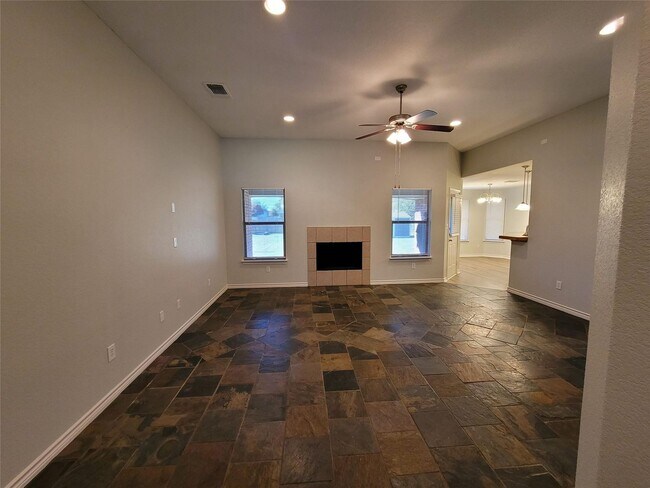Foto del edificio - 3 BR/2BA | Single Family Home with large lot | 2-Car Garage | Large fenced backyard