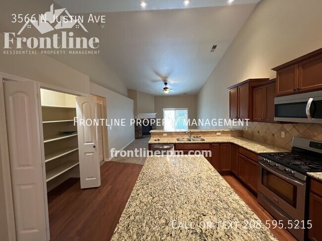 Foto del edificio - 3566 N Justin Ave