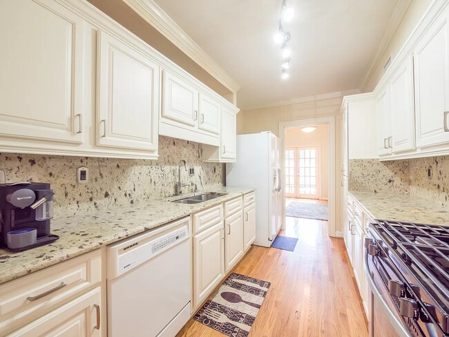Kitchen - 502 Ansley Villa Dr NE