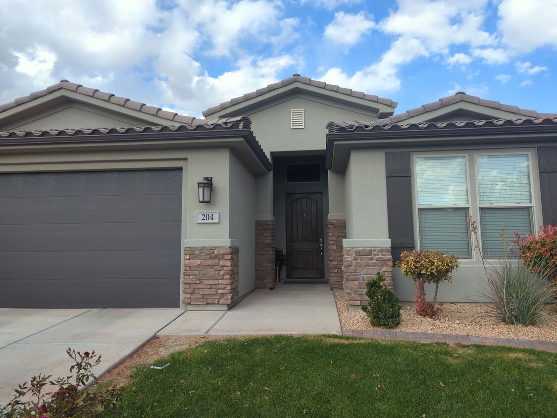 Building Photo - 3 Bedroom 2 Bath Home - Dog Friendly!
