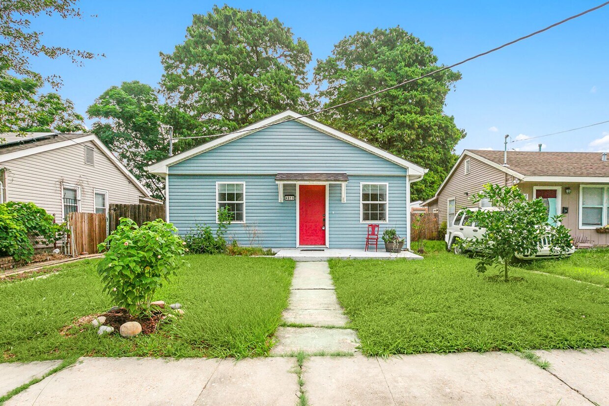 Primary Photo - Precious 3 Bedroom! All Appliances Include...
