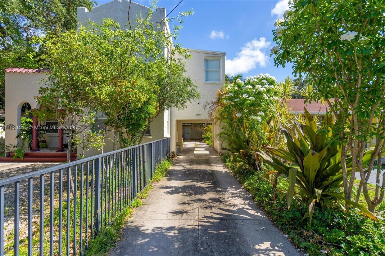 Foto principal - 1045 NE 131st St