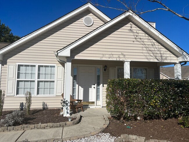 Foto del edificio - Pet-friendly, 3 Bedroom, 2 Bath Home with Fenced Yard in St. James School Area! Available in May!