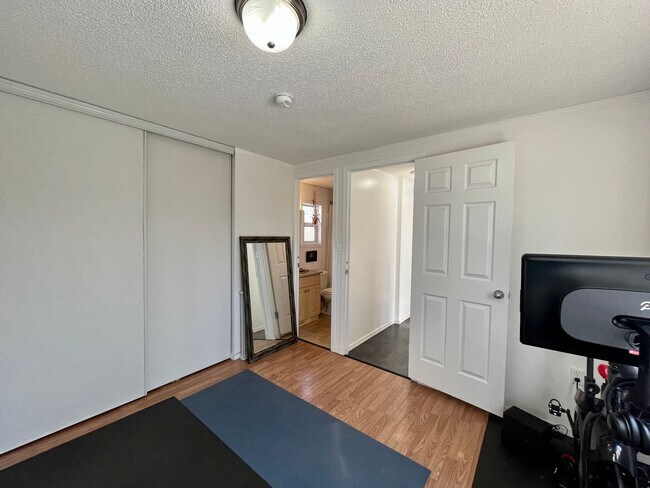 Building Photo - Small pet friendly 3 bedroom in North Pole