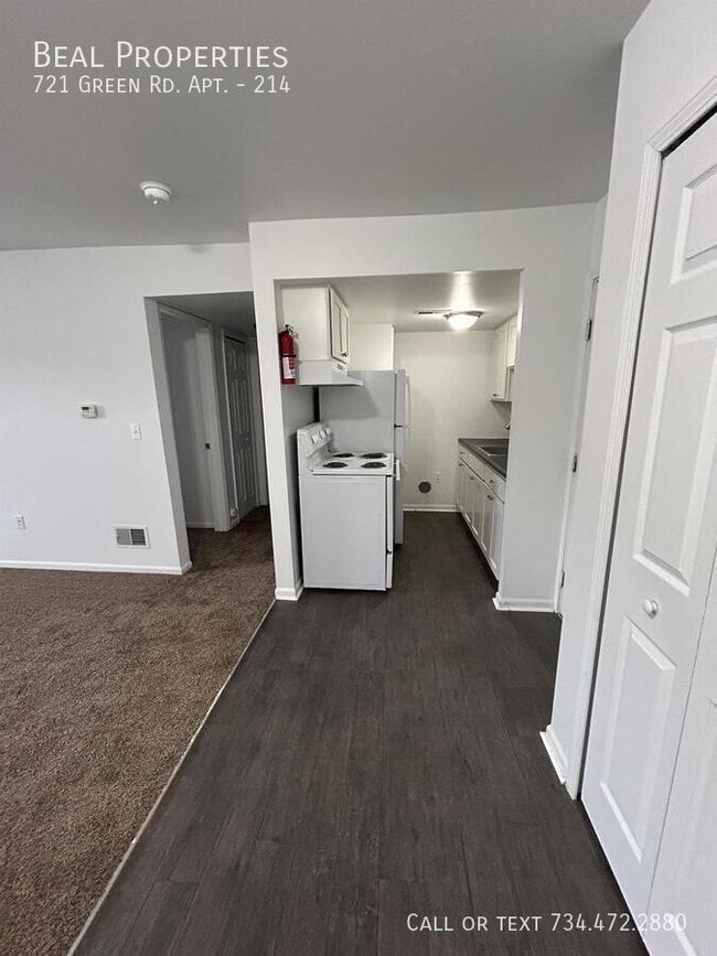 Building Photo - 721 Green Rd