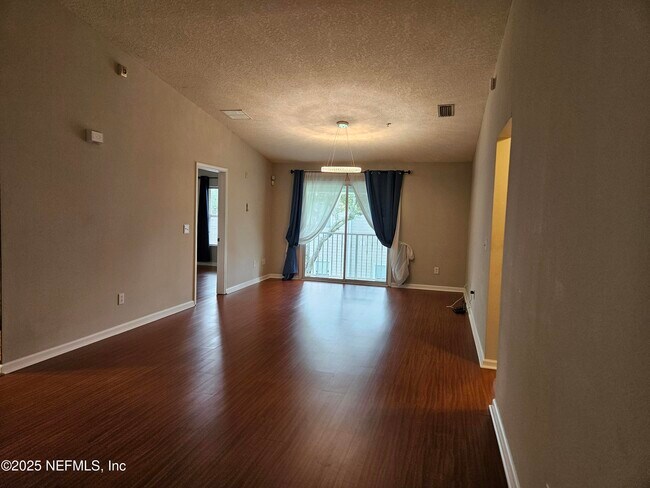 Foto del edificio - 7036 Deer Lodge Cir