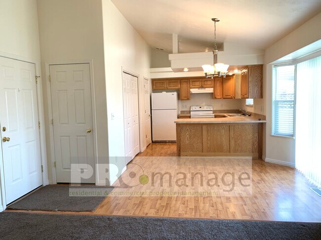 Foto del edificio - 2 Bed / 2 Bath Townhome w/ 2 Car Garage - ...