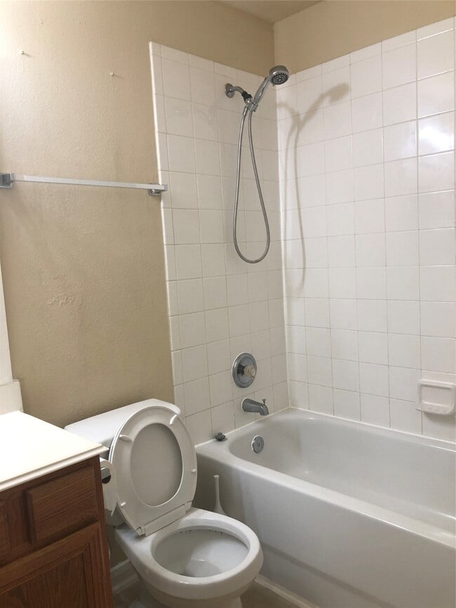 Building Photo - 1211 Colonial Manor Dr