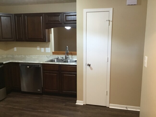 Foto del edificio - 2040 Theodore Dr