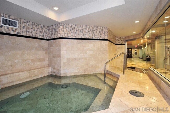 Building Photo - 2 bedroom downtown, 2 bath and 2 parking s...