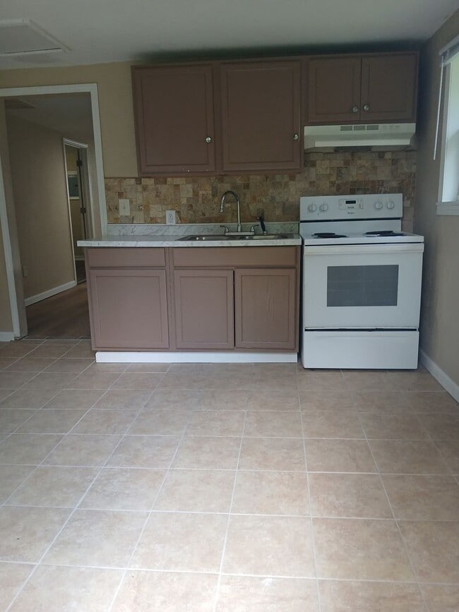 Building Photo - Prime location ... 2 bedroom 1 bathroom