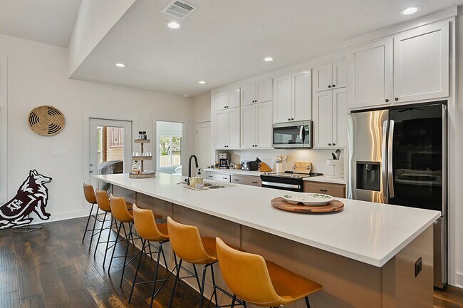 Building Photo - 401 W Brookside Dr