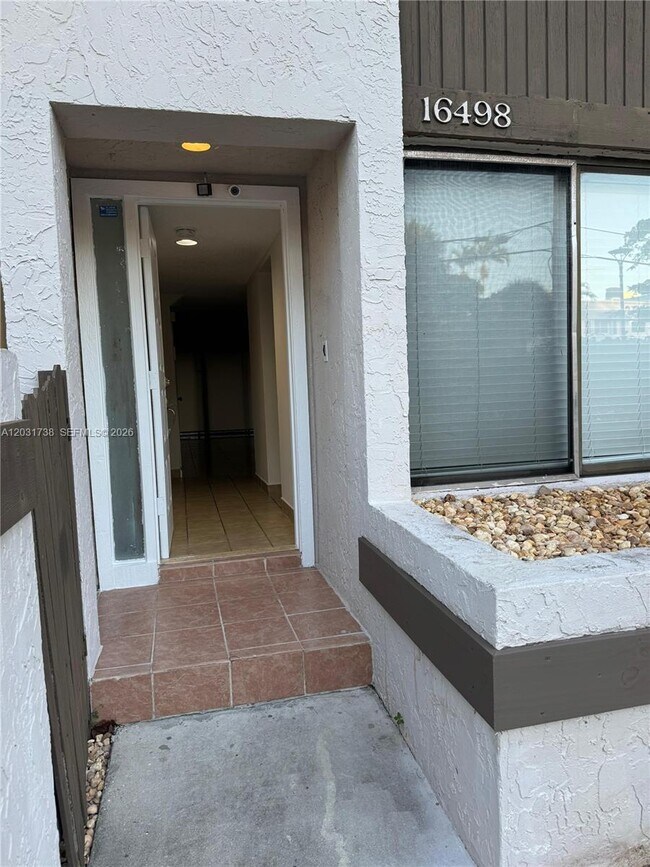 Foto del edificio - 16498 NE 26th Ave