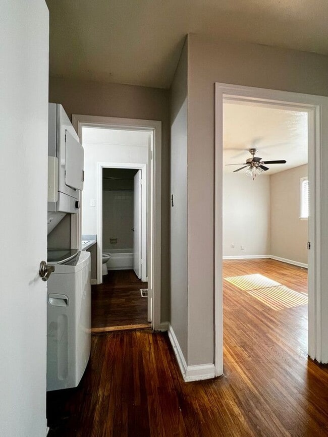 Building Photo - Quiet Midtown Community 2bd/1ba with Fall ...