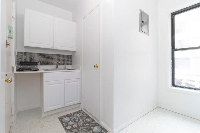 Foto del edificio - 306-318-318 E 96th St