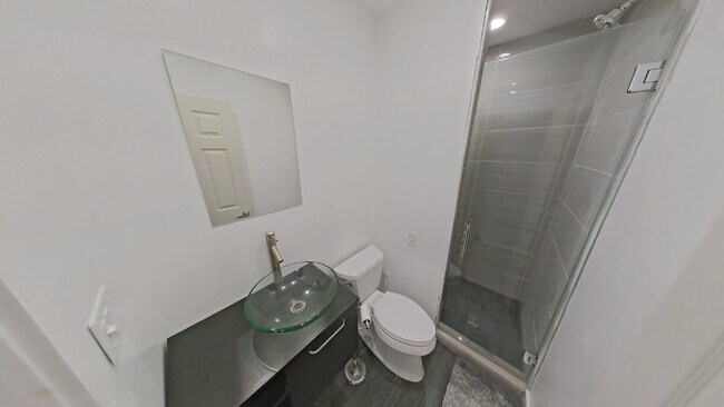 Foto del edificio - "Stunning 4-Bedroom Birmingham Home with 5 Full Baths, Granite Elegance, and a Finished Basement!"