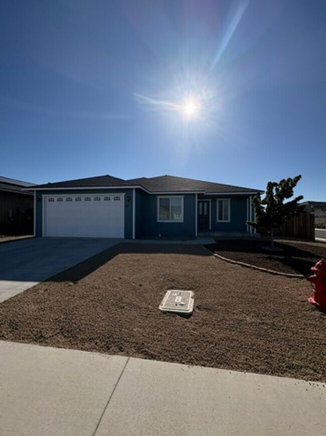 Foto del edificio - Corner lot Three Bedroom Fernley Home