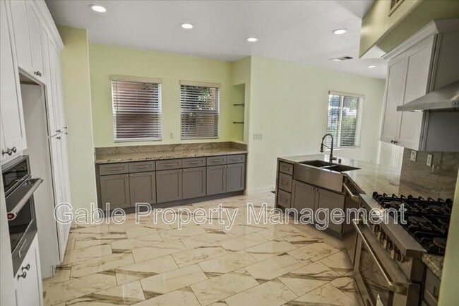 Building Photo - 27655 Sienna Rdg Row