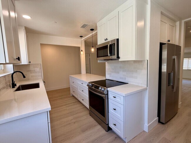 Foto del edificio - 3714 Fairway Dr