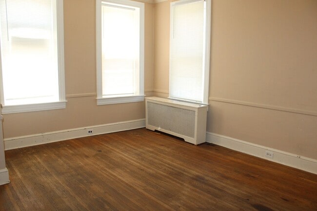 Building Photo - Spacious 2-Bedroom First Floor Apartment