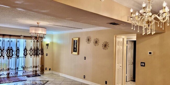 Building Photo - 3 br, 2 bath House - 610 NW 13th St Apt 23