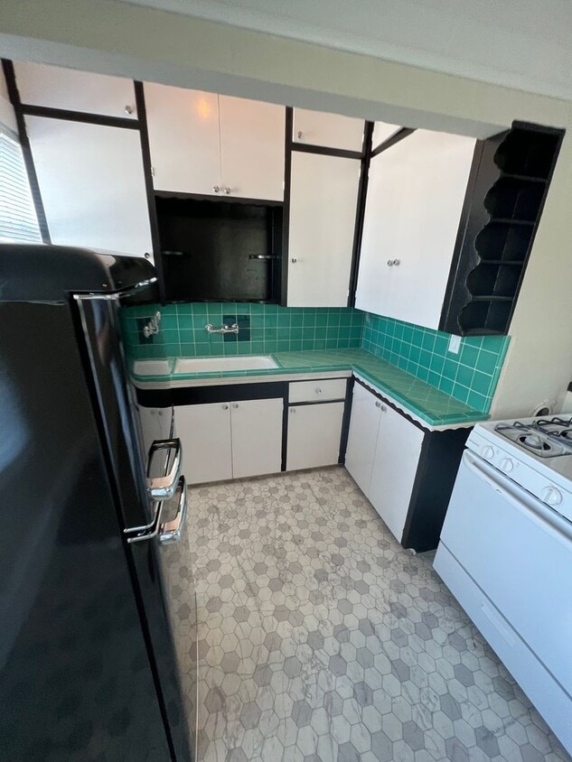 Primary Photo - Vintage Upstairs Midtown Apartment