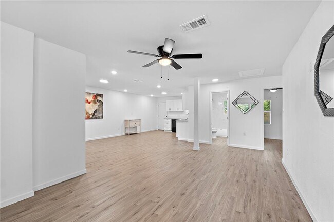 Foto del edificio - 6210 Rolland St