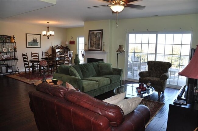 Great room / Living room - 235 N Whittaker St